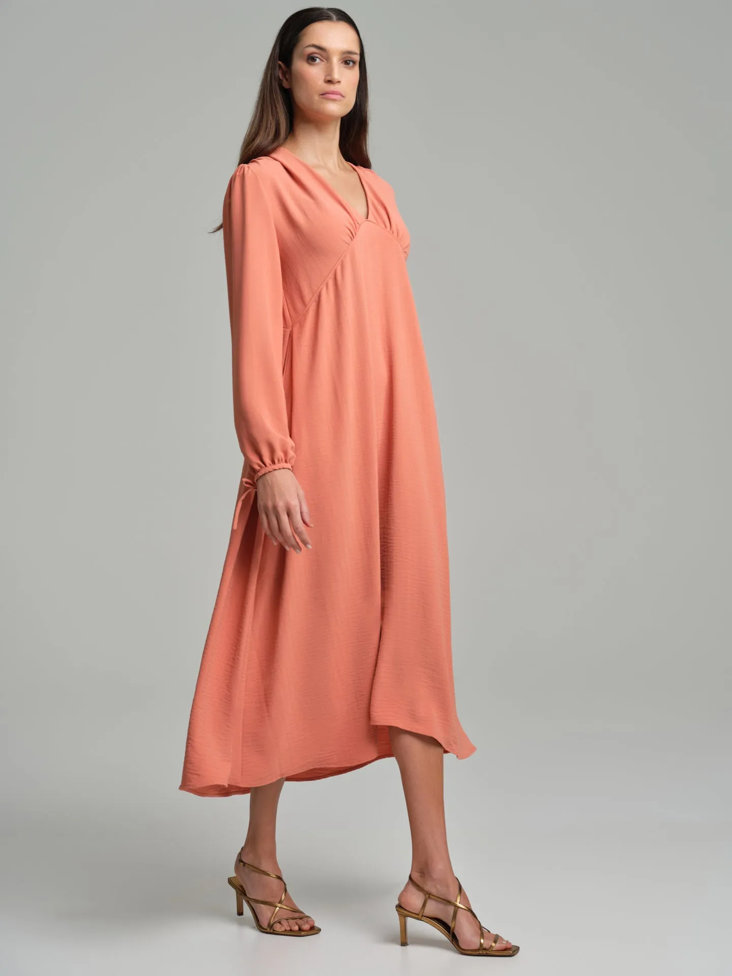 V-neck long dress with gathering effects