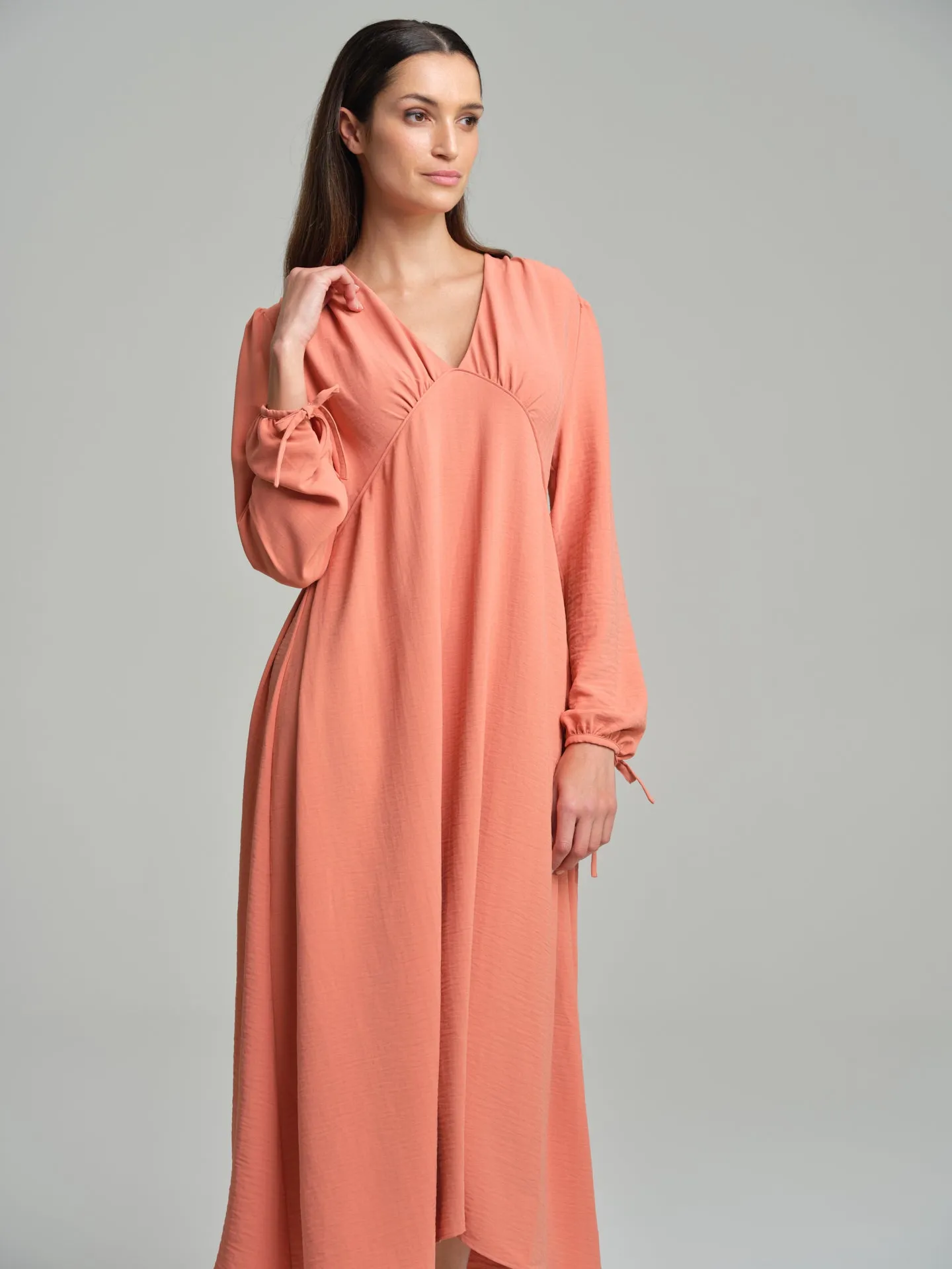 V-neck long dress with gathering effects