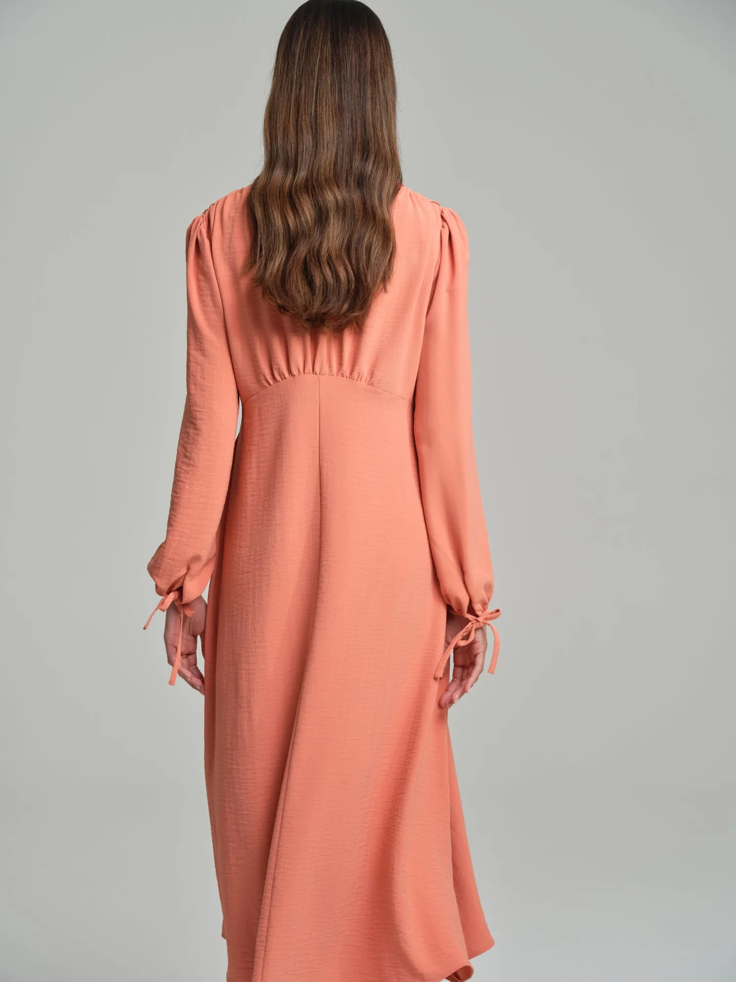 V-neck long dress with gathering effects